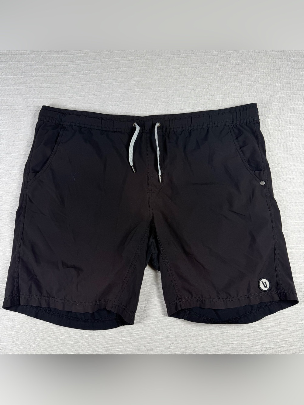 Vuori Banks Shorts Mens XL Black Performance Boardshorts 8" Inseam Sun Bleached
